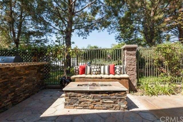 Welcome Home to your peaceful Backyard!
