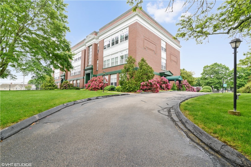 140 High St unit 303, Westerly, RI 02891 - photo 1