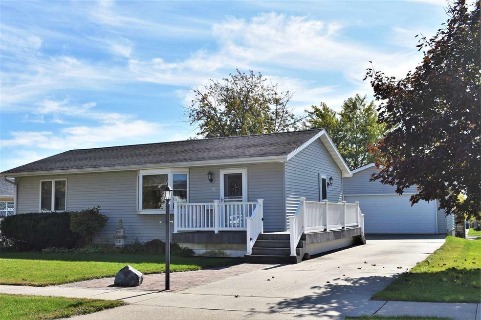 4011 Jodi Dr, Waterloo, IA 50701 - photo 1