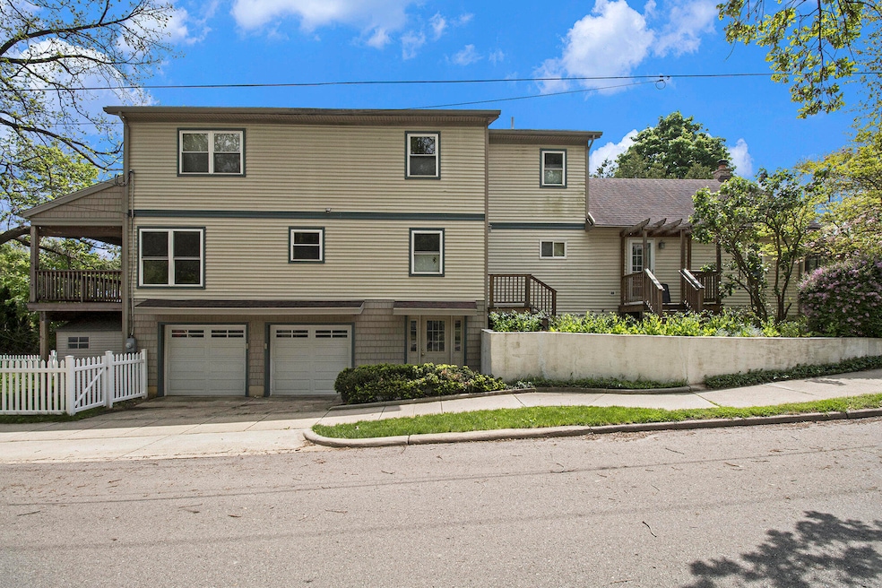 For Sale $899,900 • Co-Listing Agent