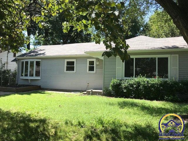 2421 SW Madeline Ln, Topeka, KS 66614 - photo 1