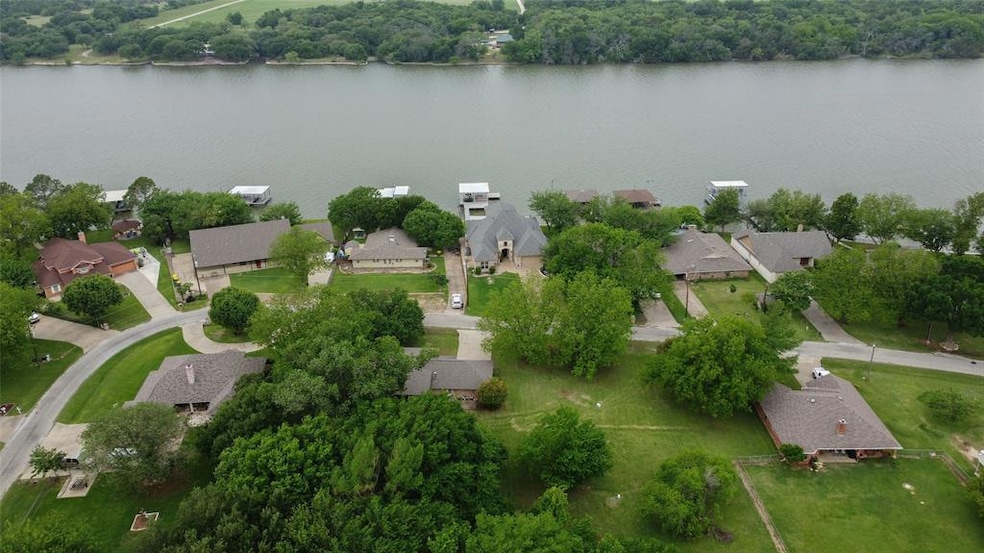 913 Thelma Dr, Granbury, TX 76049 - photo 1