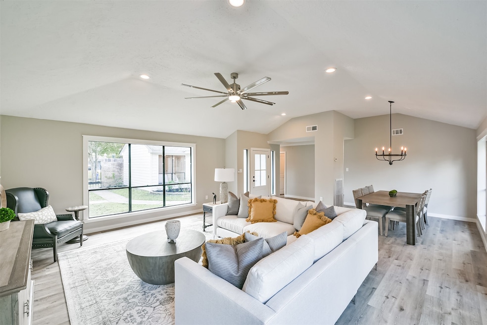 505 Point Clear Dr, Friendswood, TX 77546 - photo 1