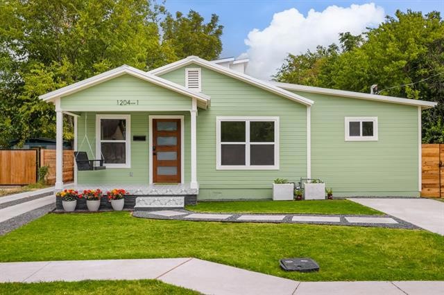Charming single-story home with guest house!