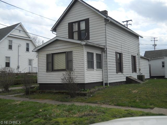 323 Sycamore St, Coshocton, OH 43812 - photo 1