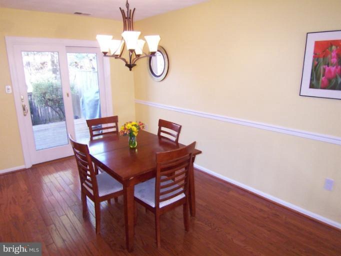 9818 Oakdale Woods Ct, Vienna, VA 22181 - photo 1