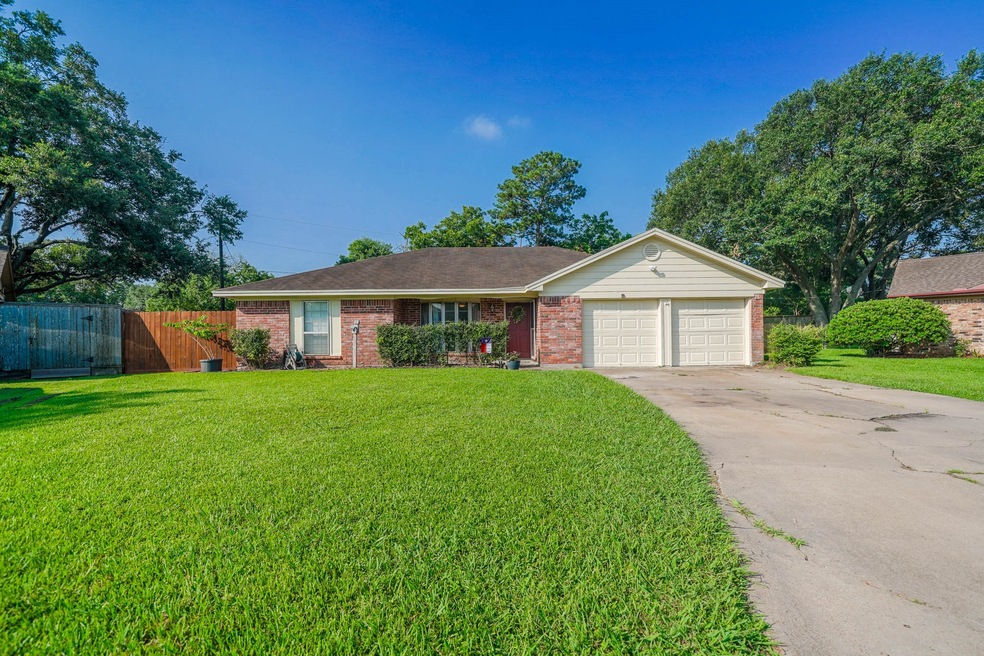 808 S Fairview Cir, Alvin, TX 77511 - photo 1