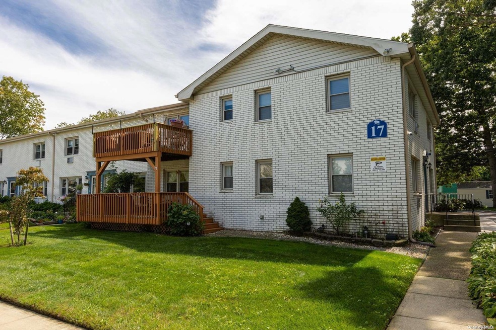 60 Finch Ln unit 1A, Islip, NY 11751 - photo 1