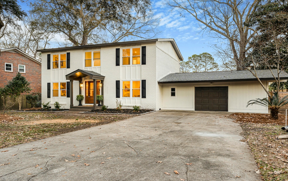 Front view of 1545 Pinebark