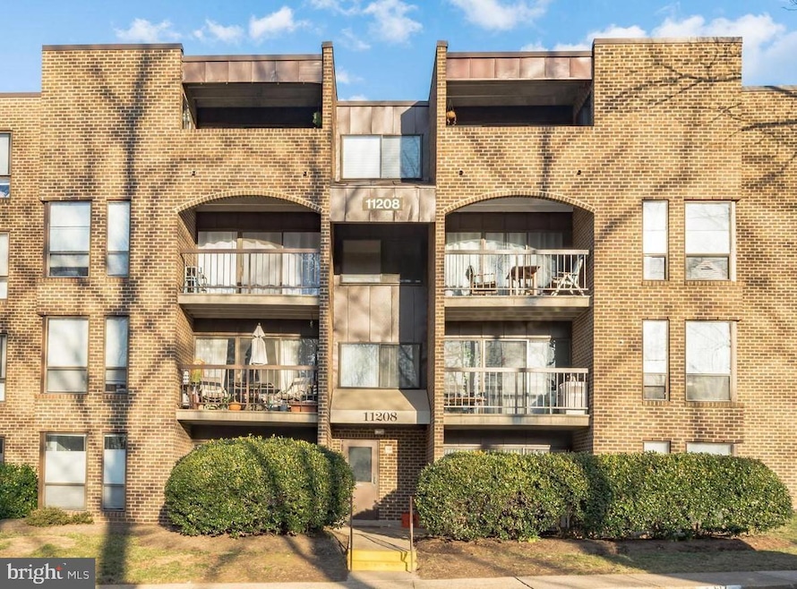 11208 Chestnut Grove Square unit 11208-111, Reston, VA 20190 - photo 1
