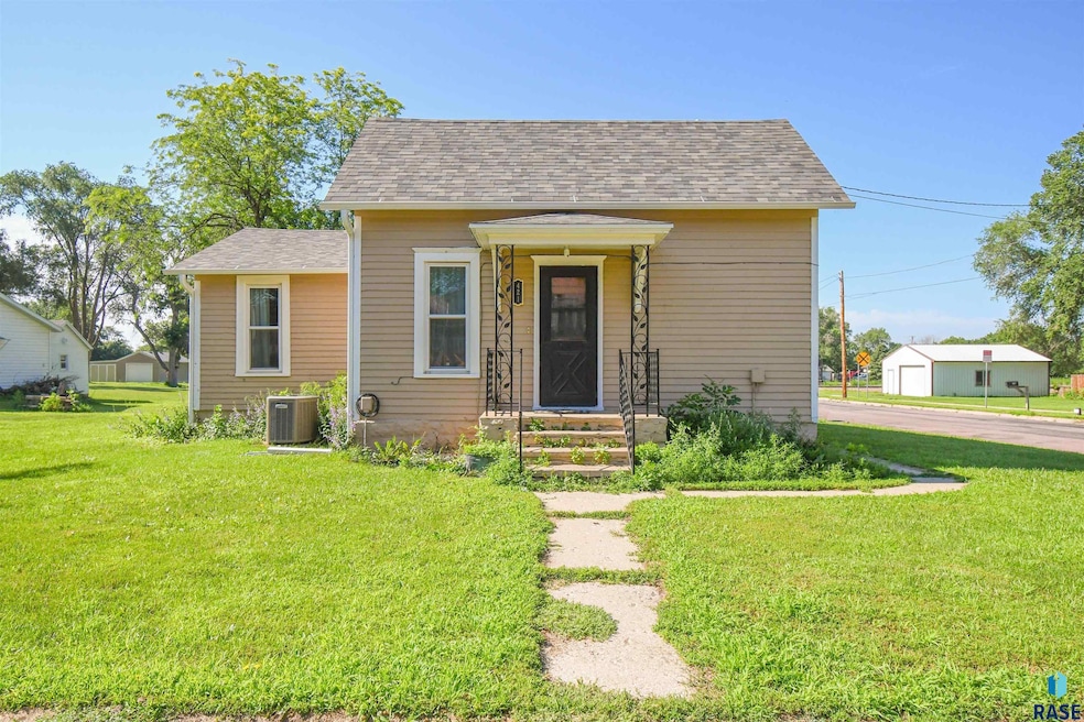 421 W 7th St, Canton, SD 57013 - photo 1