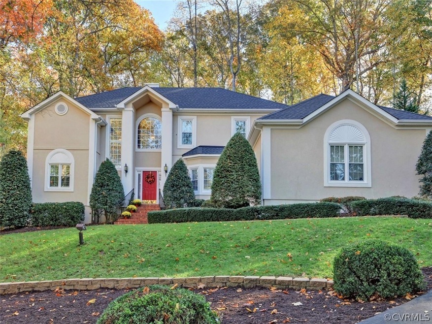 Beautiful transitional on a 1.33 secluded lot