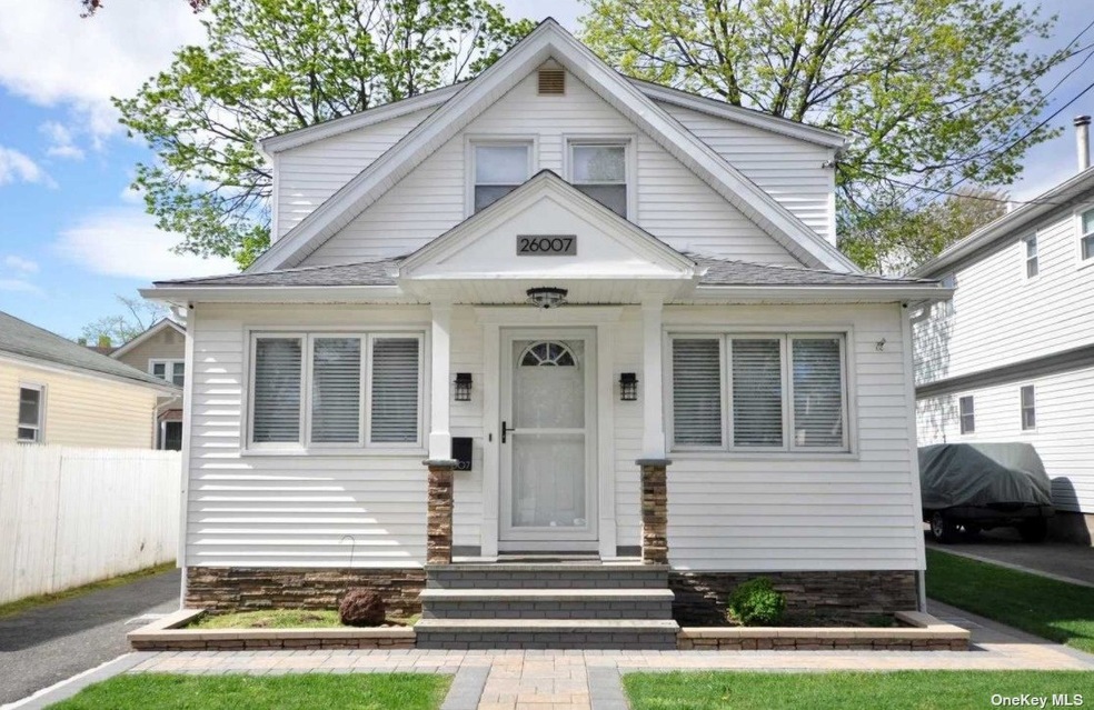26007 E Williston Ave, Floral Park, NY 11001 - photo 1