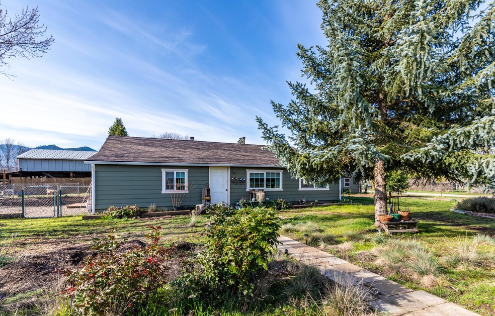 7558 Maple Ln, Central Point, OR 97502 - photo 1