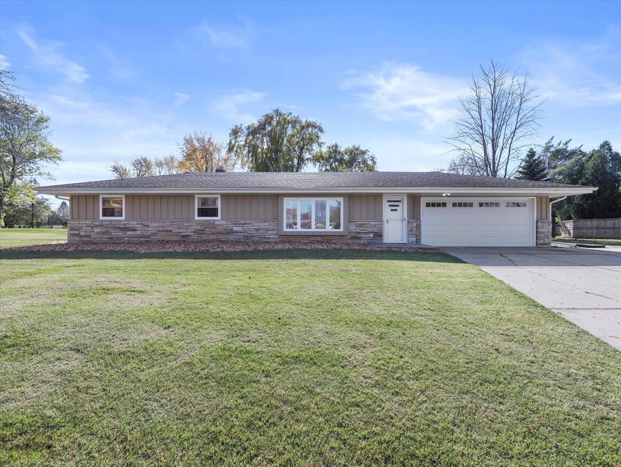 N78W16371 Carl Ross Dr, Menomonee Falls, WI 53051 - photo 1