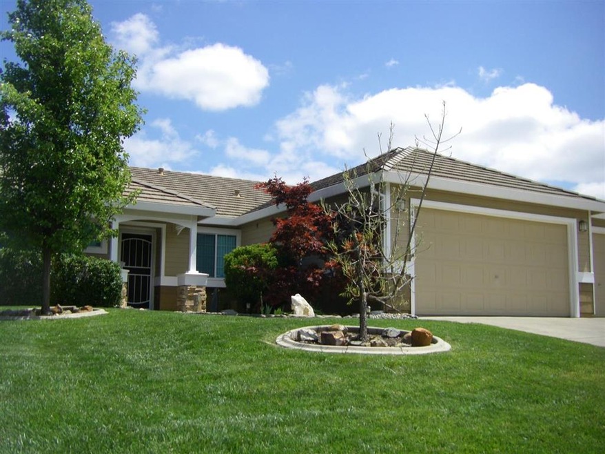 Lovely 3 or 4 bedroom home in The Hills of El Dorado Hills community. Off of Bass Road it is convenient to Highway 50, Towne Village and the community of Serrano.