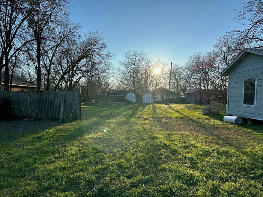 605 Erie St, Cleburne, TX 76031 - photo 1