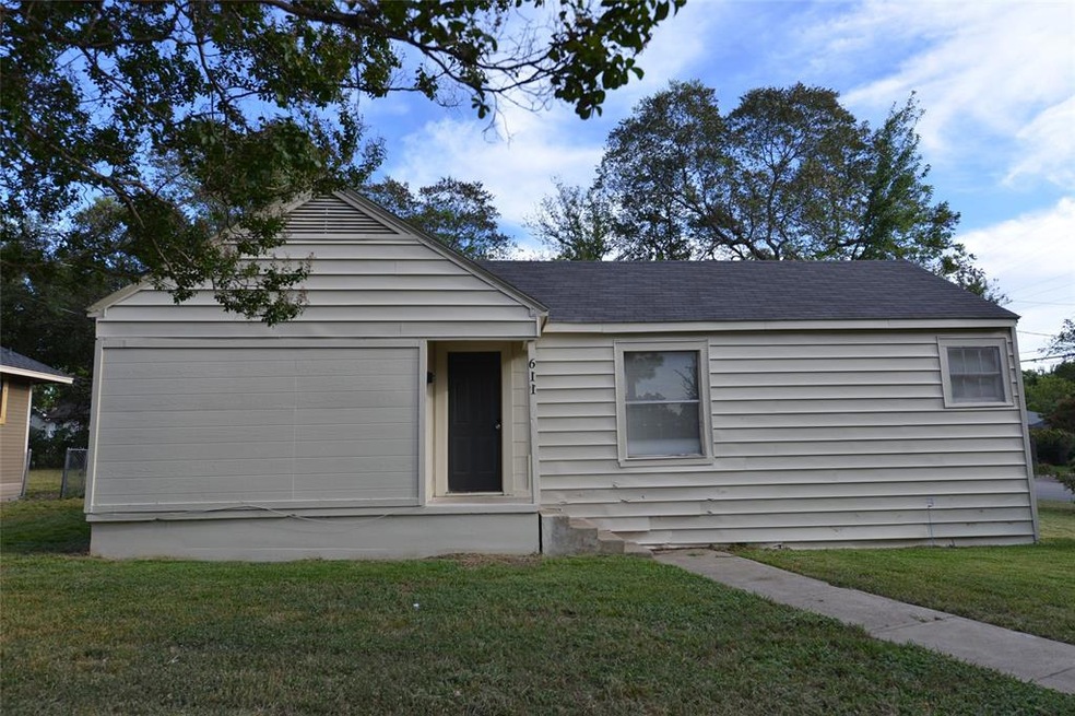 611 W Lake St, Ennis, TX 75119 - photo 1