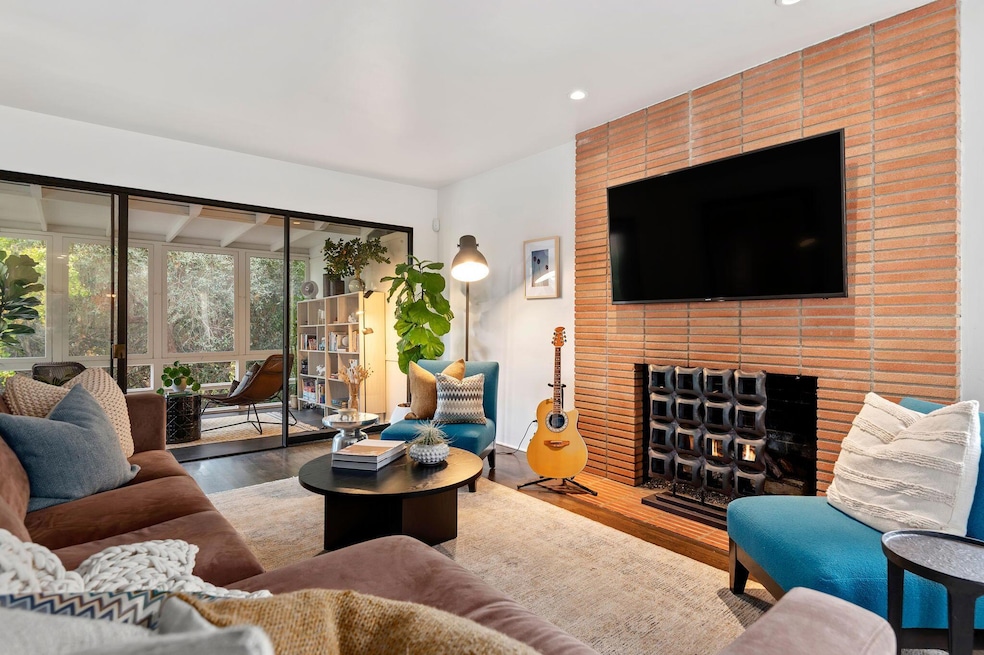 4-web-or-mls-04 - Living Room