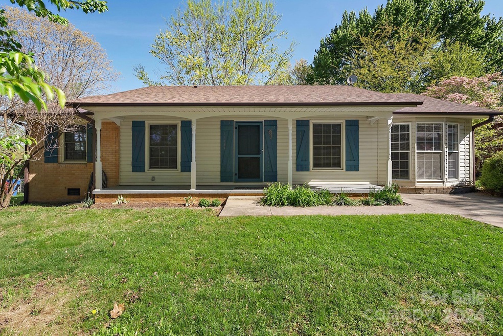 West Asheville, 1 level living, flat front and back yard