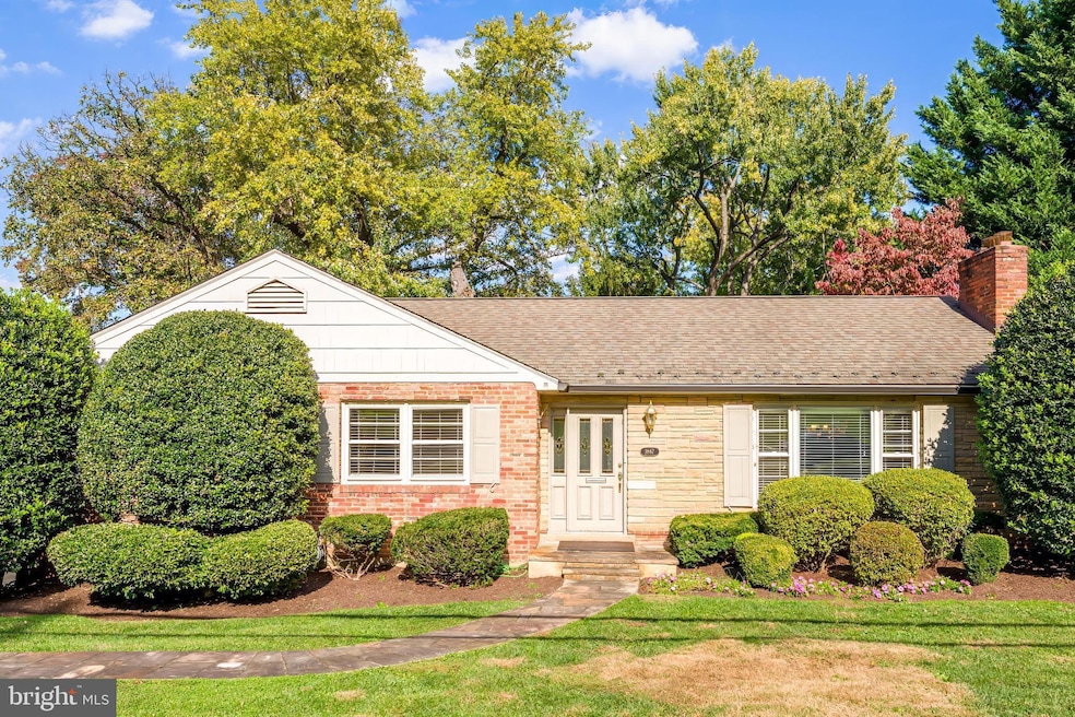 3867 N Chesterbrook Rd, Arlington, VA 22207 - photo 1