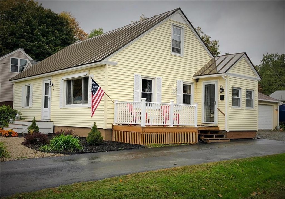 Lovely Maine Cape in Waterville awaits!