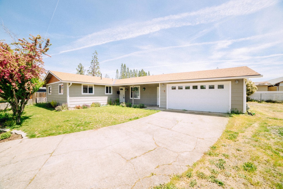 629 Kings Ct, Central Point, OR 97502 - photo 1