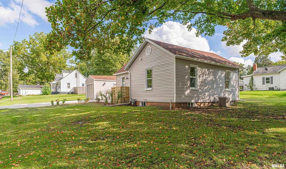 102 Oscar St, Lincoln, IL 62656 - photo 1