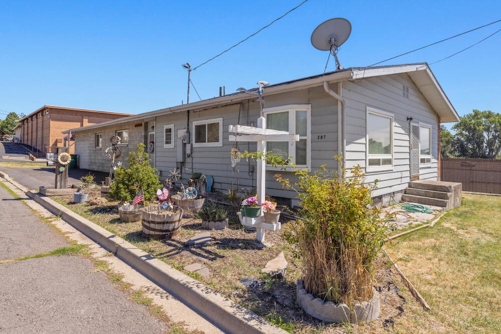 207 S Wendling St, Klamath Falls, OR 97601 - photo 1