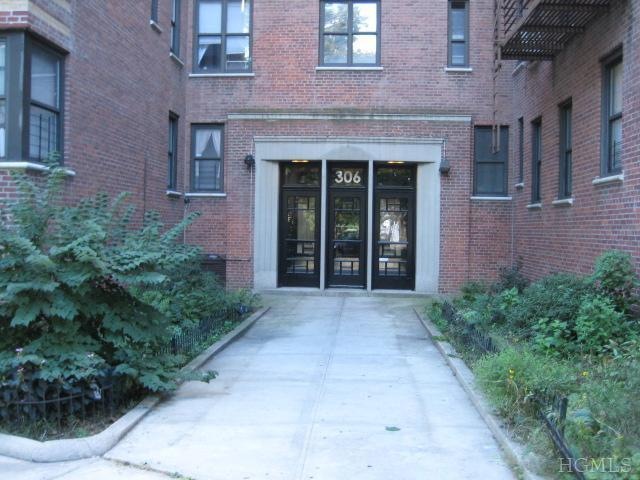 306 E Mosholu Pkwy S unit 1B, Bronx, NY 10458 - photo 1
