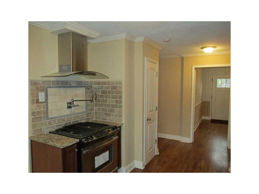 Kitchen. Granite, Pot filler, Gas Oven and stone t