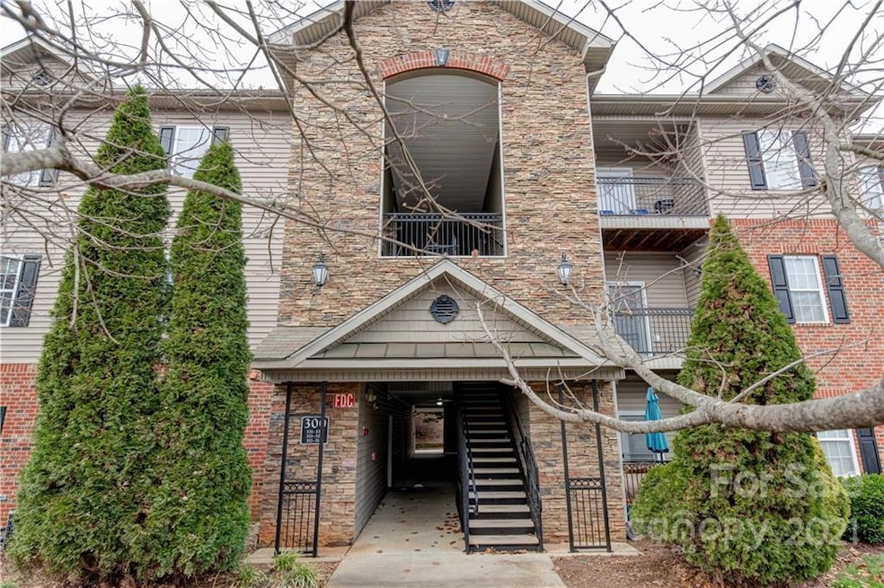 331 Appeldoorn Cir unit 331, Asheville, NC 28803 - photo 1