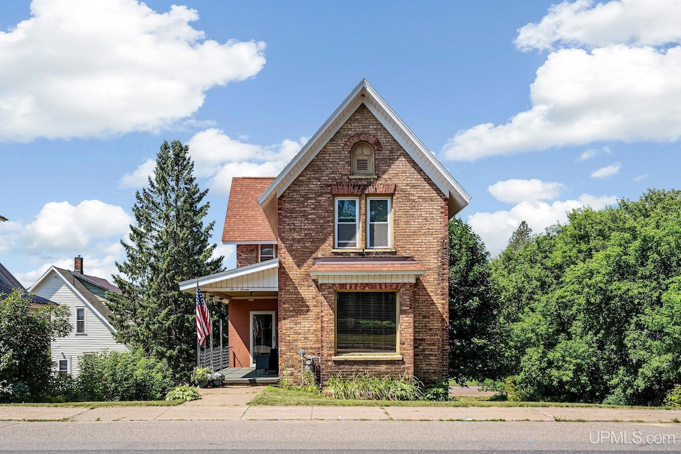 607 N 3rd St, Ishpeming, MI 49849 - photo 1