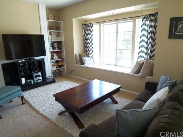 Warm tones and a beautiful window seat in the Fami