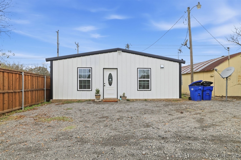 312 Godfrey Ave, Colbert, OK 74733 - photo 1