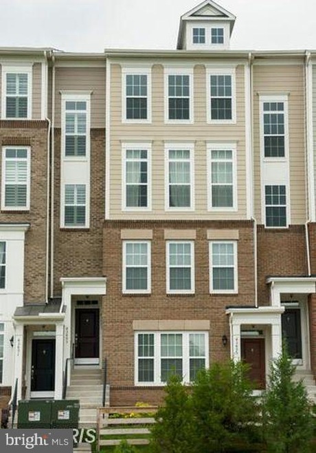 43493 Town Gate Square, Chantilly, VA 20152 - photo 1