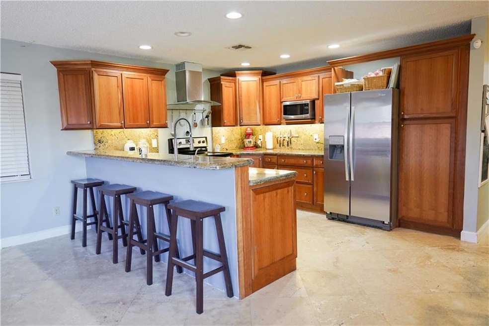 Kitchen with Snack bar.
