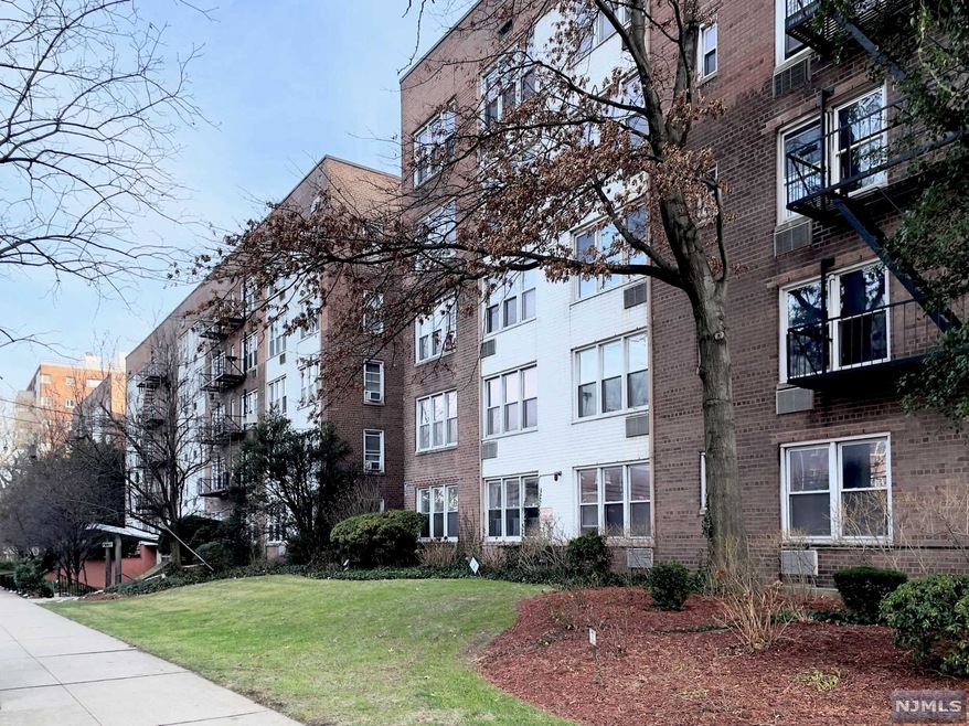 Crosley Terrace unit 2M, Fort Lee, NJ 07024 - photo 1