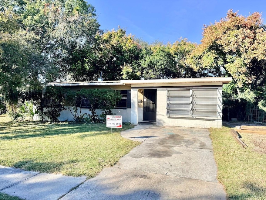 908 Griffin Rd, Leesburg, FL 34748 - photo 1