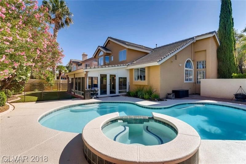 Sparkling backyard pool and spa!