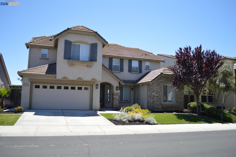 Sold $800,000 • Co-Listing Agent