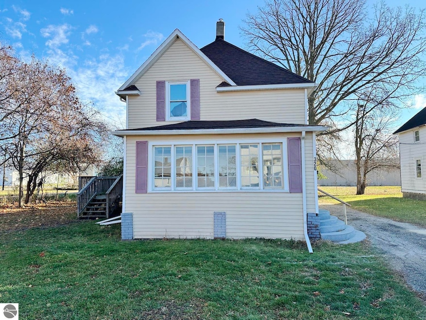 320 Euclid Ave, Alma, MI 48801 - photo 1