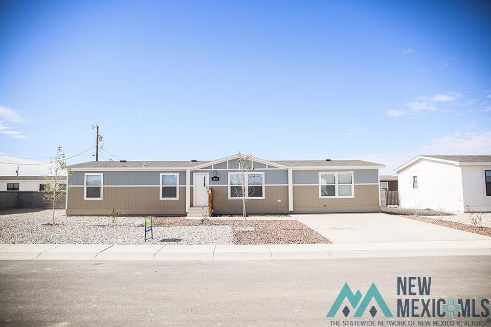 4209 Magnolia St, Carlsbad, NM 88220 - photo 1