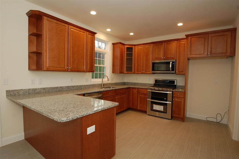 48 Colleen Cir unit 82, Hooksett, NH 03106 - photo 1