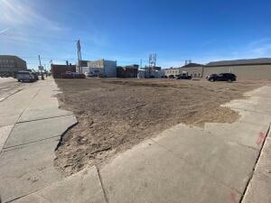 124 E 1st Ave, Mitchell, SD 57301 - photo 1