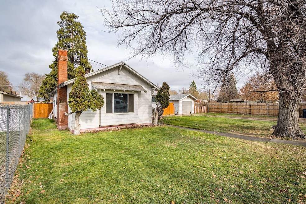 321 W Antler Ave, Redmond, OR 97756 - photo 1