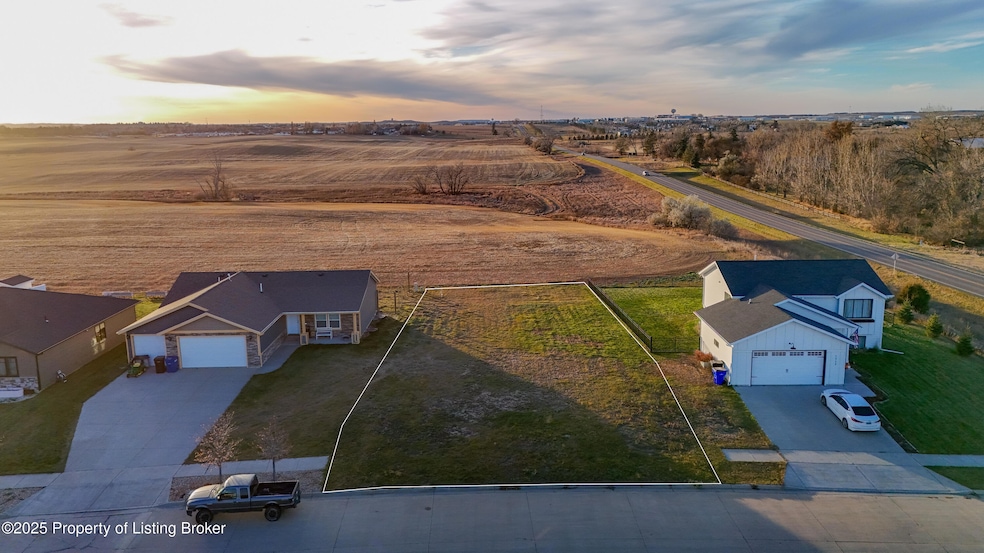 1727 Yellowstone Cir, Dickinson, ND 58601 - photo 1