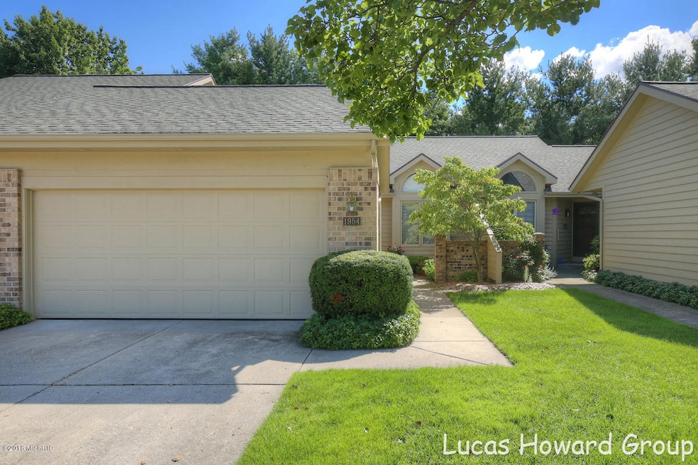 1954 Cross Bend St NE unit 39, Grand Rapids, MI 49505 - photo 1