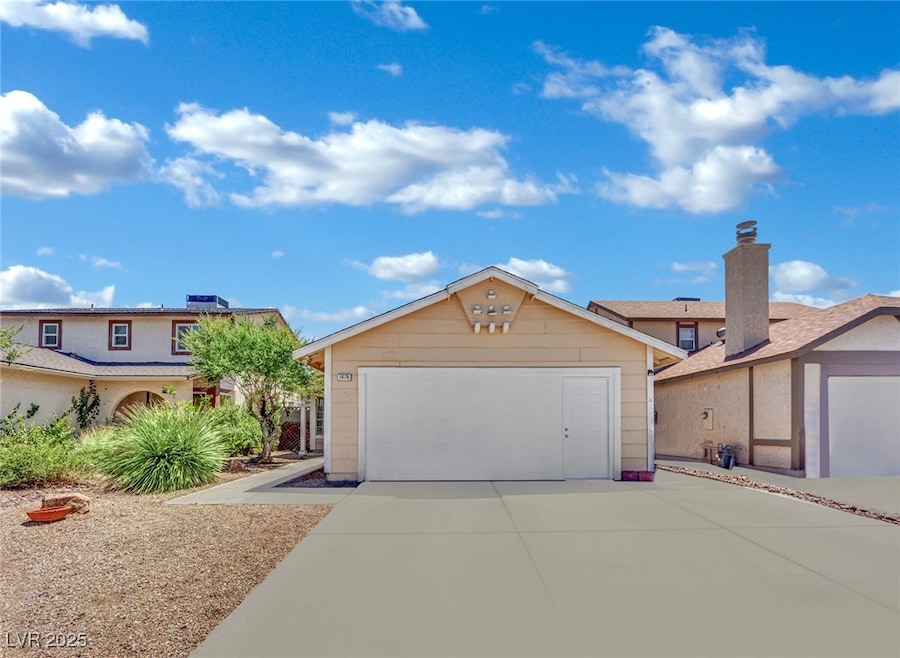 View of front facade with a garage and driveway