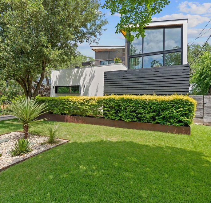 View of grassy yard